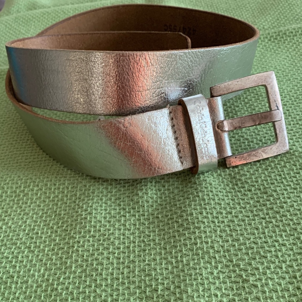 Silver leather 1-3/8” CK Jeans belt with silver buckle VGC. Leather 35” l